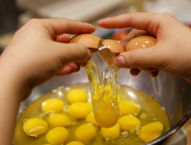 Cần phải làm gì nếu lỡ ăn phải trứng sau khi phun xăm môi?