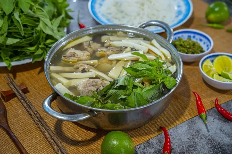 Lẩu gà lá é Sài Gòn