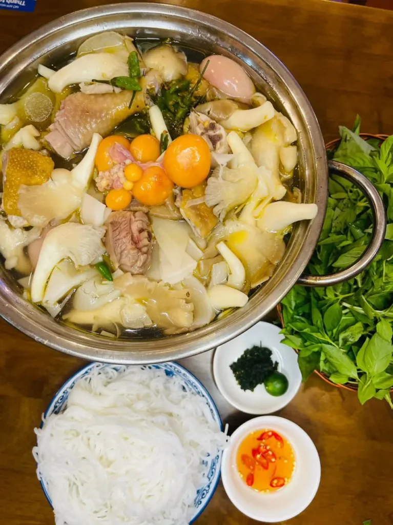 Lẩu gà lá é Sài Gòn