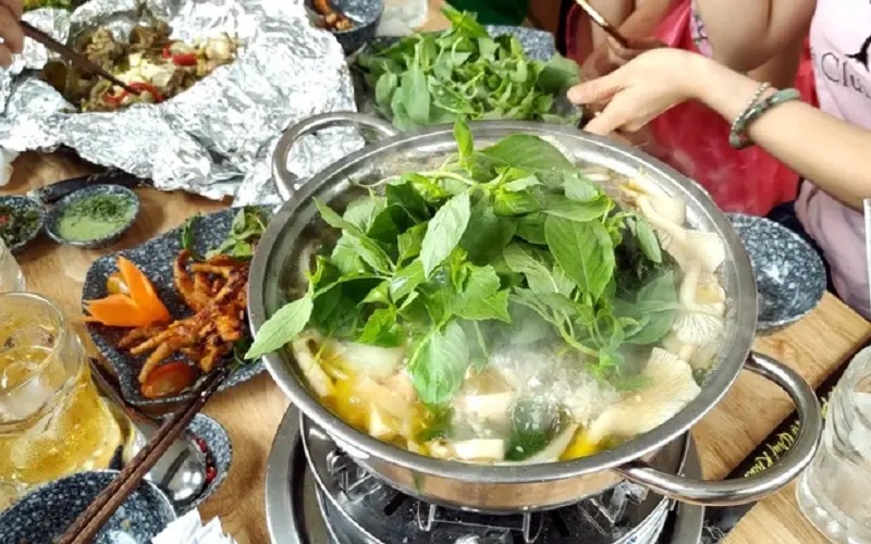 Lẩu gà lá é Sài Gòn