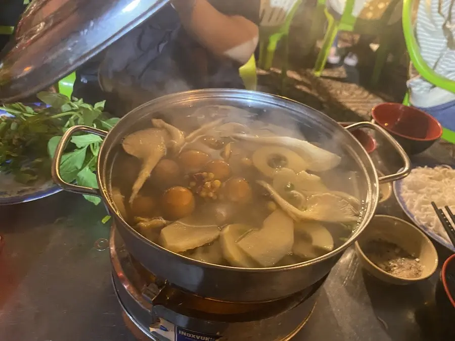 Lẩu gà lá é Sài Gòn