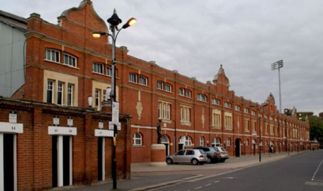 Mặt tiền khán đài Johnny Haynes